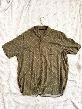 Axist Mens XL Rayon Short Sleeve Button Up Shirt Olive Green Dashed Geometric